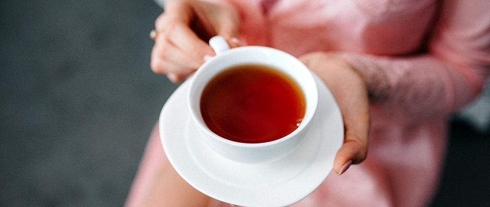 czarna herbata a wpływ na skórę